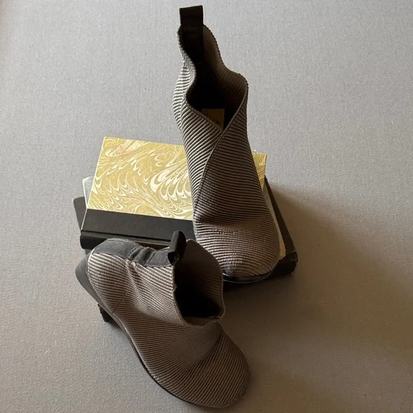 CHARLESTON SHOE CO. Textured Gray Ankle Booties - Picture 1 of 5